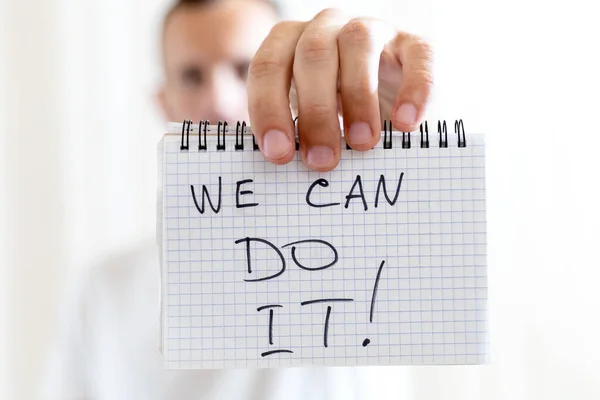 Wazig Man Houdt Zijn Hand Een Vel Papier Met Inscriptie — Stockfoto