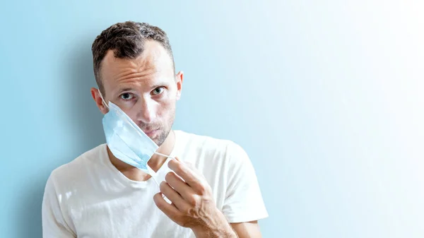 Giovane Uomo Che Indossa Una Maschera Medica Sul Suo Viso — Foto Stock