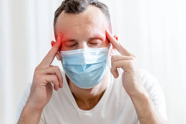 Jeune Homme Masque Médical Tenant Tête Dans Douleur — Photo