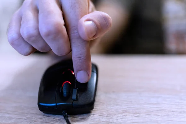 Αρσενικό Χέρι Πατάει Ένα Κουμπί Ένα Ποντίκι Υπολογιστή — Φωτογραφία Αρχείου