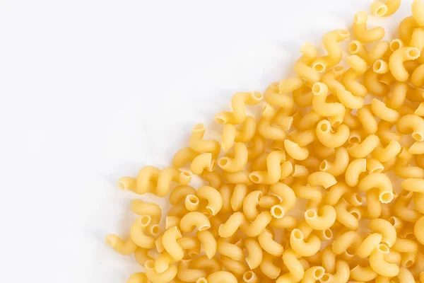 Leuchtend Gelbe Pasta Spiralen Auf Weißer Oberfläche Mit Kopierraum Stockbild