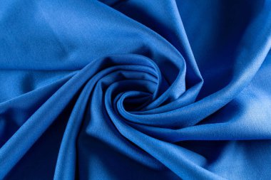 Terzilik ve arkaplan için mavi bir sarmal kumaşa dönüştürülmüş.