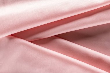 Terzilik için örtülmüş yumuşak pembe kumaş.