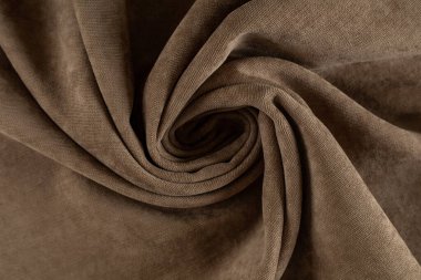 Perde kumaşı açık kahverengi tuval, spiral şeklinde sarılmış.