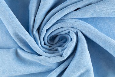 Yoğun perde kumaşı, gök mavisi renkli tuval, spiral şeklinde sarılmış.