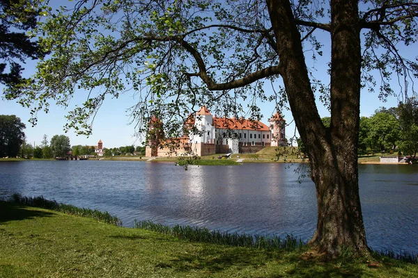 Solig Vårdag Avståndet Bakom Sjön Antika Mir Castle Complex Synlig — Stockfoto