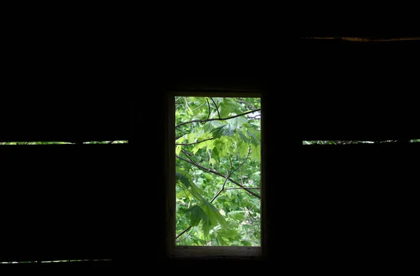 Drewniana Ściana Pęknięcia Między Deskami Nim Otwarte Okno Okno Widoczny — Zdjęcie stockowe