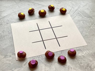Doğal malzemeden yapılmış Çocuk Tahta Oyunu - kestane.