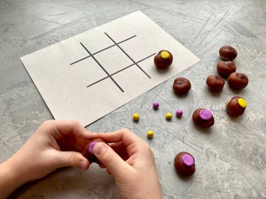 Doğal malzemeden yapılmış Çocuk Tahta Oyunu - kestane.