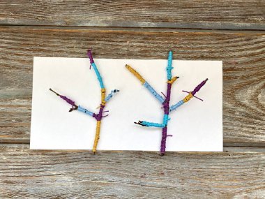 Adım adım, çocuk zanaatı, dallara sarılmış geyik boynuzları.