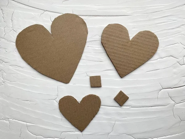 Corazón cortado del reciclaje de cartón para la creatividad de los niños. — Foto de Stock