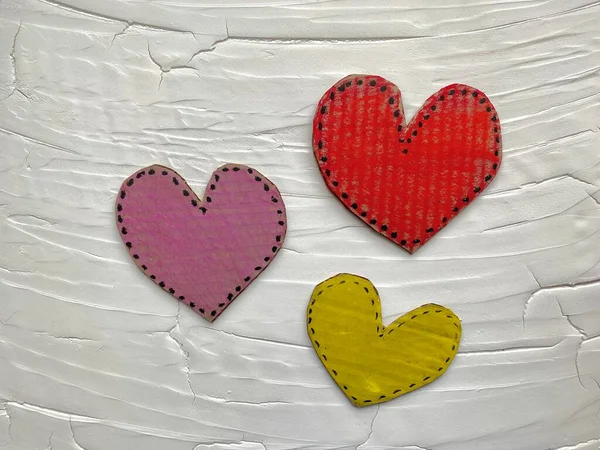 El corazón está cortado del reciclaje de cartón, pintado con colores brillantes. — Foto de Stock