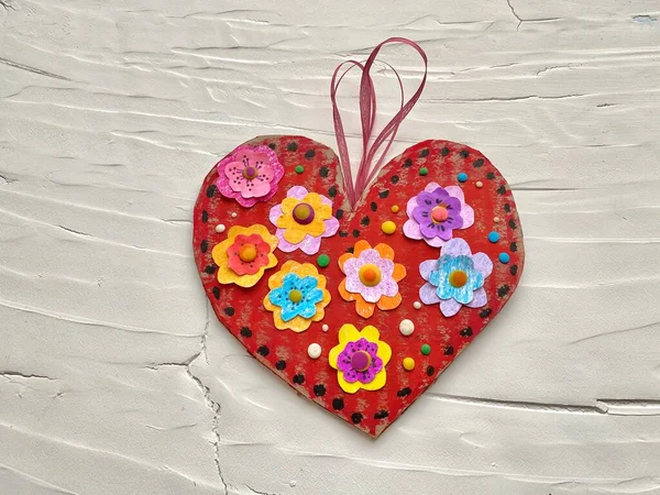 Corazón de arte, tarjeta de San Valentín, artesanía infantil de cartón reciclado. — Foto de Stock