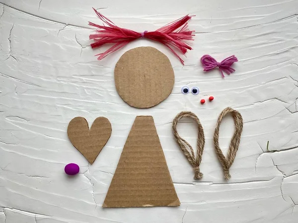 Stap voor stap hoe maak je een pop voor een kind van een eenvoudig materiaal, karton recycling. — Stockfoto