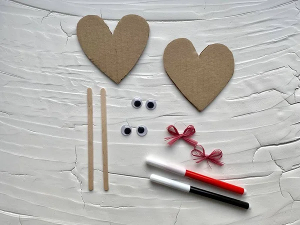 Stap voor stap hoe maak je een hart met ogen van karton, kinderen DIY — Stockfoto