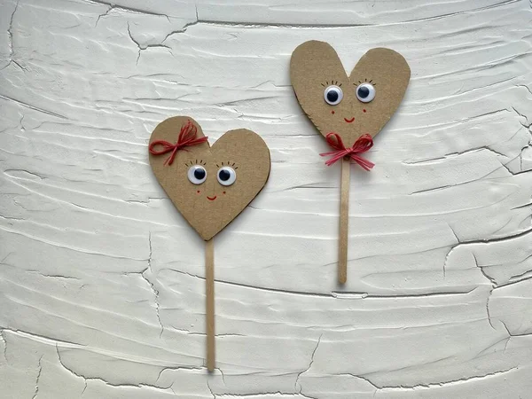 Dos corazones con ojos en un palo, niños artesanos, — Foto de Stock