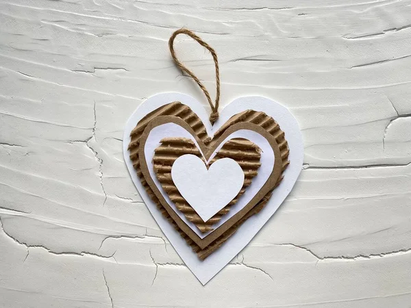 Herz aus Pappe, Recycling, Kinderbasteln, Valentinskarte. — Stockfoto