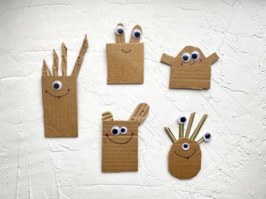 Yaratıcılık, karton, iplik, keçeli kalemler için bir dizi malzeme.