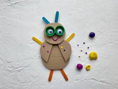 Kartondan yapılmış ana sınıf eğitim uygulaması.