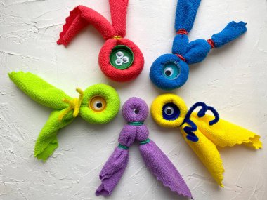 Mikrofiber kumaşlardan komik canavar hayaletler, lastik bantlar, ana sınıf, talimatlar, çocuklar.