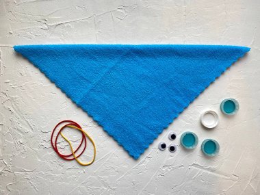 Mavi mikrofiber kumaş ve lastik bantlar, çocuklar için, adım adım eğlenceli bir çizgi film hayaleti nasıl yapılır?.