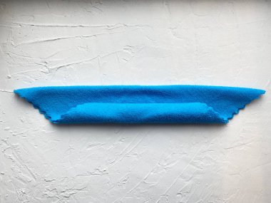 Çocuklar için mavi mikrofiber kumaş, adım adım eğlenceli bir çizgi film canavarı yapmak için talimatlar..