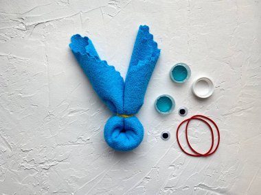 Mavi mikrofiber kumaş ve plastik kapaklar, çocuklar için eğitim, canavar ya da hayalet. Çocuklar ölür..