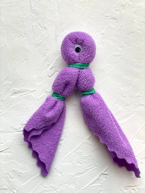 Tek gözü mikrofiber kumaş ve lastik bantlardan yapılmış komik mor bir hayalet..