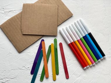 Çocukların yaratıcılığı için karton, geri dönüşüm ve işaretleyiciler, 
