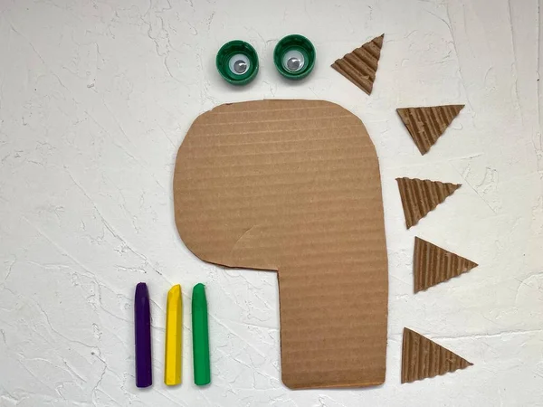 Dino aus Pappe, Kreativität für Kinder aus einfachem Material — Stockfoto