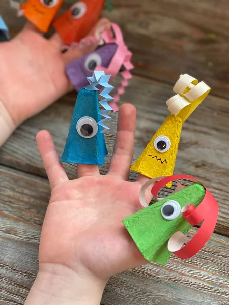 Söta monster på barnens hand, barn DIY från återvinning ägglåda. — Stockfoto