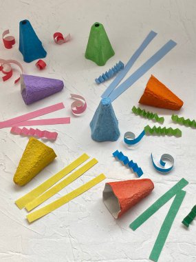 Çocuklar boyanmış, yumurta kutularından farklı renklerde boyanmış..