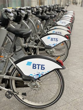 VTB Bankasının bisikletleri Moskova caddesindeki bir otoparkta park halindedir..