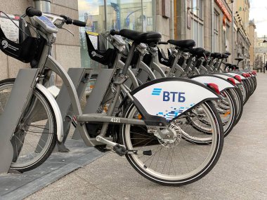 Moskova, Rusya, 25 Nisan 2020. VTB Bank markasının bisikletleri ile birlikte Moskova şehrinin caddesindeki otoparkta durmaktadır.