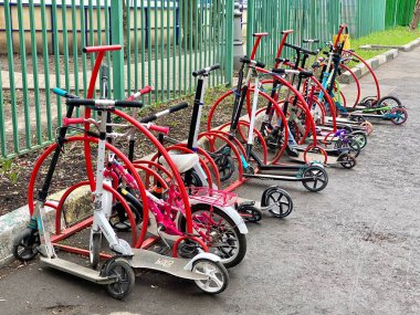 Moskova, Rusya, okul 830 Nisan 2021 farklı markaların scooterları okulun yanındaki otoparka park edilmiş..