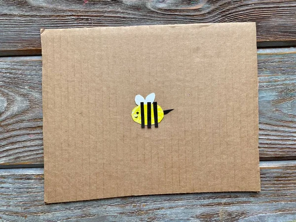 Kağıttan nasıl arı yapılır, çocuk uygulaması. — Stok fotoğraf