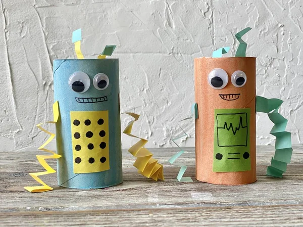 Kinder kreativer Roboter aus recyceltem und farbigem Papier. — Stockfoto