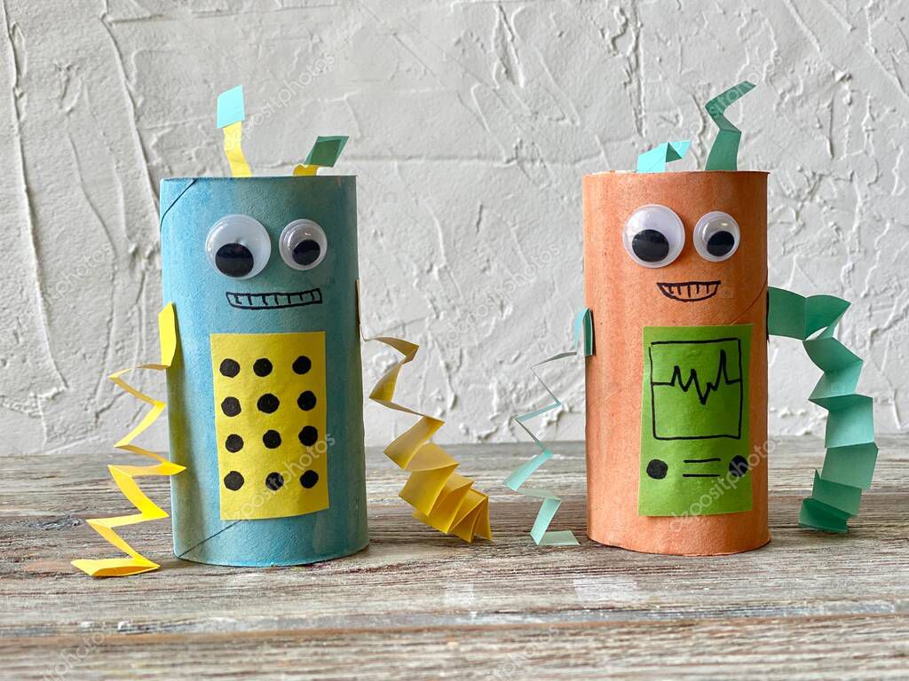 Robot creativo infantil hecho de papel reciclado y coloreado