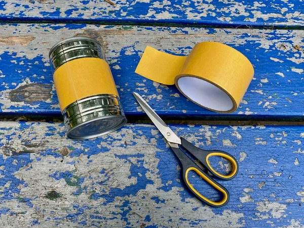 Clase magistral, cómo hacer un jarrón de palos y latas, artesanía de los niños —  Fotos de Stock