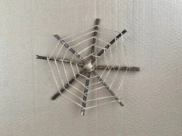 棒と糸で作られたクモの巣ハロウィーンの休日のための子供の工芸品 ロイヤリティフリーのストック写真