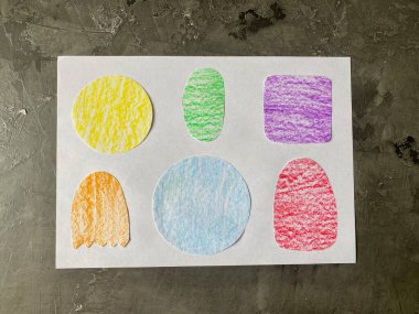 Çok renkli figürler beyaz bir çarşafın üzerine serilir, çocuklar el sanatları, adım adım canavarlar çizmek için talimatlar....