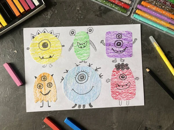 Zeichnen Sie mit einem Bleistift lustige Monster auf Papier. Lektion Lernen für Kinder. — Stockfoto