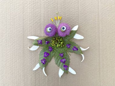 Doğal malzemeden yapılmış denizanaları, yürüyüşe çıkmış çocuklar.