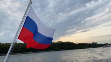 Rus bayrağı rüzgarda dalgalanıyor nehirdeki bir gemiden.