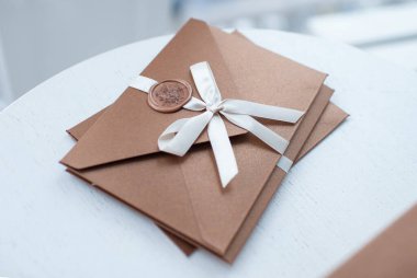 Hediye çeki, hediye çeki ya da indirim. Balmumu mühürlü bronz davetiye zarfının yakın plan fotoğrafı. Düğün davetiyesi konsepti