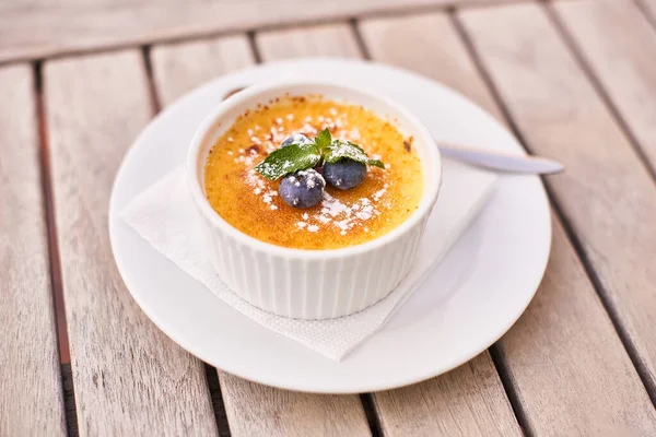 Närbild Fransk Krämig Dessert Med Karamell Skorpa Ljust Träbord Sommaren — Stockfoto