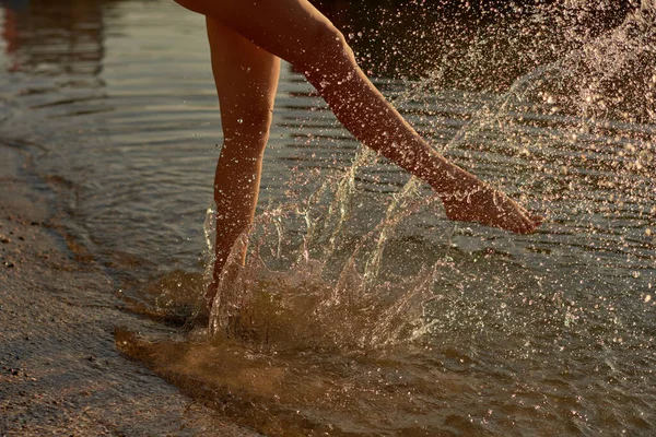 Fille Marche Long Bord Mer Crée Des Éclaboussures Vagues Avec — Photo