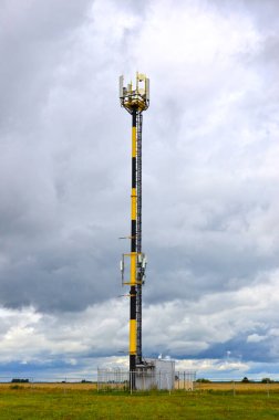 Cep telefonu antenleri, telefon antenleri, telekomünikasyon kuleleri cep telefonu antenleri, vericiler, telekom radyo kuleleri.