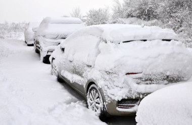 Kış. Kar fırtınası ve kar fırtınasından sonra yol kenarında duran araçlar.