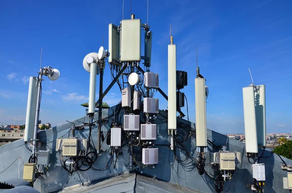 Binanın çatısına taşınabilir iletişim için antenler ve radyo modülleri yerleştirildi. Hücresel iletişim